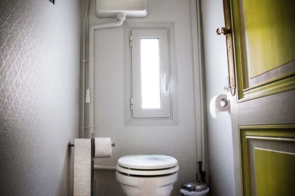 Les toilettes de la chambre d'hôtes de la Villa Saint-Georges à Arcachon